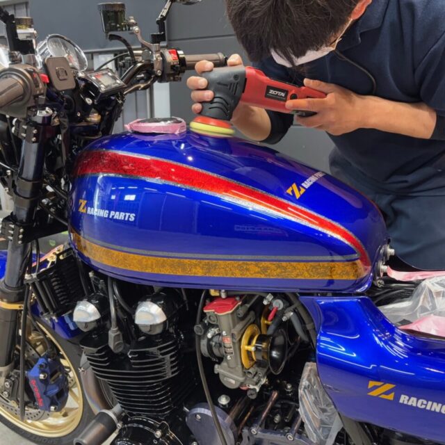サキ ZR750C ゼファー750が徳島県三好市のバイクコーティング専門店SOUPにて、SystemX PRO カワセラミックコーティングとボディ研磨を受けた直後の艶やかな外観。メッキパーツとタンクの深い光沢が際立って、美しさと耐久性を求めた仕上がり。