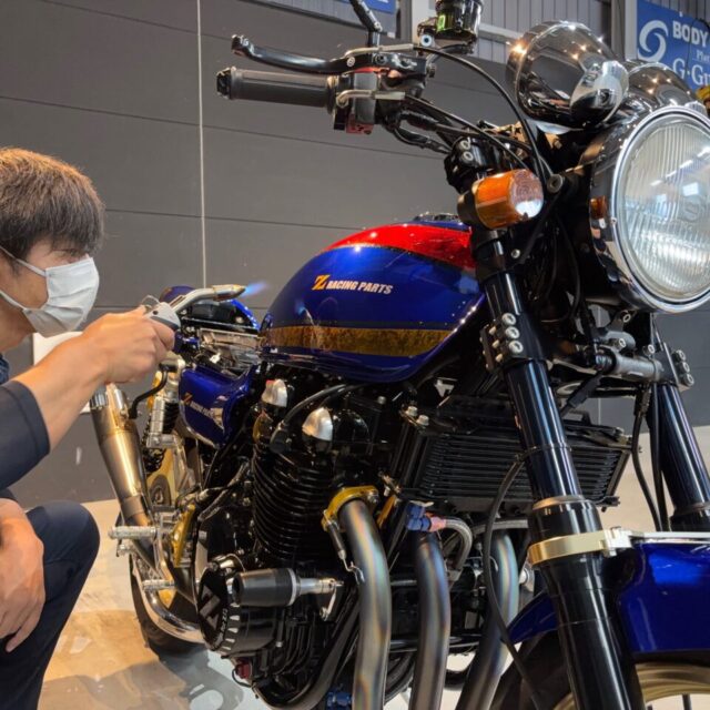 カワサキ ZR750C ゼファー750にSystemX PROと専用ガスプライマーを使用した下地処理を実施中。徳島県三好市のバイクコーティング専門店SOUPでの丁寧な施工工程。