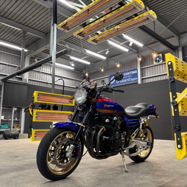 カワサキ ZR750C ゼファー750にSystemX PROバイクコーティングを施工中。徳島県の専門店SOUPにて、遠赤外線乾燥による高品質な硬化仕上げの様子。