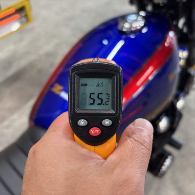 カワサキ ZR750C ゼファー750にSystemX PROバイクコーティングを施工中。徳島県の専門店SOUPにて、遠赤外線乾燥による高品質な硬化仕上げの様子。