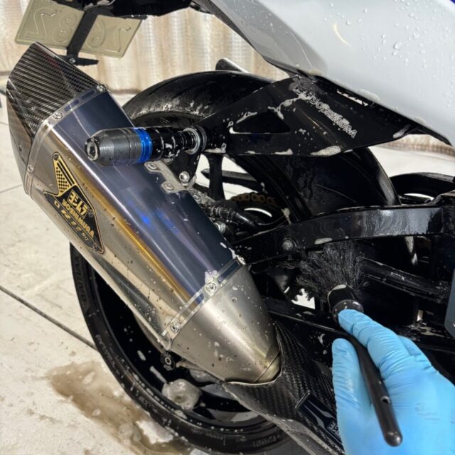 徳島県三好市のバイクコーティング専門店SOUPで施工中のスズキ 隼（EJ11A）。 SystemX PROセラミックコーティングの前処理として、丁寧な洗浄と下地研磨を実施。