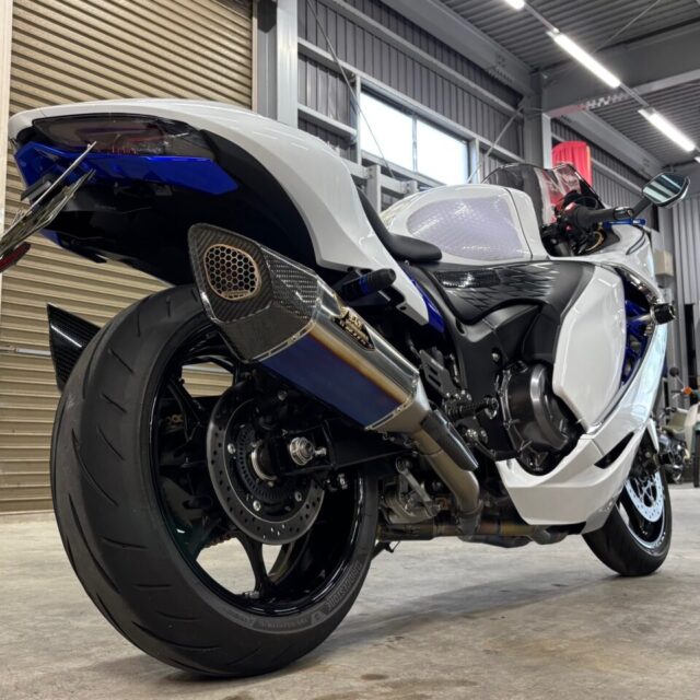 スズキ 隼（EJ11A）にSystemX PROセラミックコーティングを施工。 徳島県三好市のバイクコーティング専門店SOUPによる、手塗りとスプレーガンを使い分けた高密着な施工で、深い艶と圧倒的な保護性能を実現。