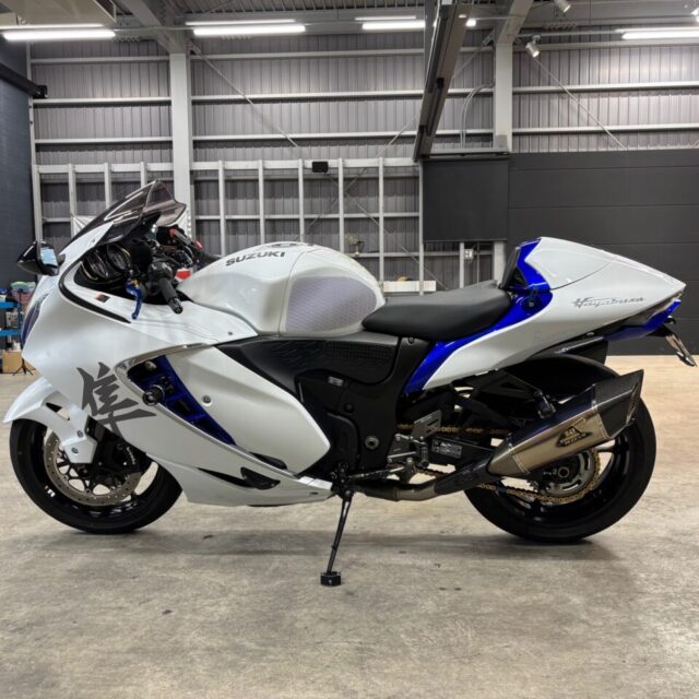 スズキ 隼（EJ11A）にSystemX PROセラミックコーティングを施工。 徳島県三好市のバイクコーティング専門店SOUPによる、手塗りとスプレーガンを使い分けた高密着な施工で、深い艶と圧倒的な保護性能を実現。