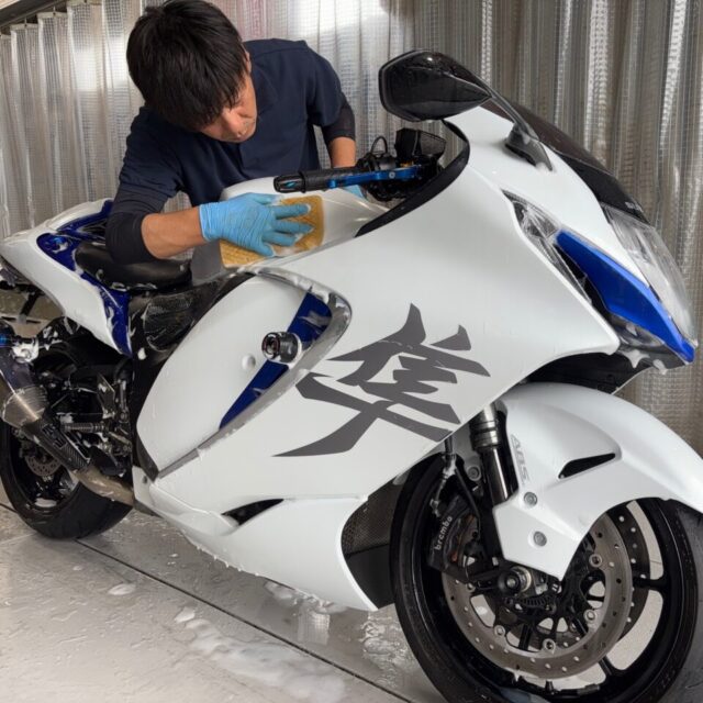 徳島県三好市のバイクコーティング専門店SOUPで施工中のスズキ 隼（EJ11A）。 SystemX PROセラミックコーティングの前処理として、丁寧な洗浄と下地研磨を実施。