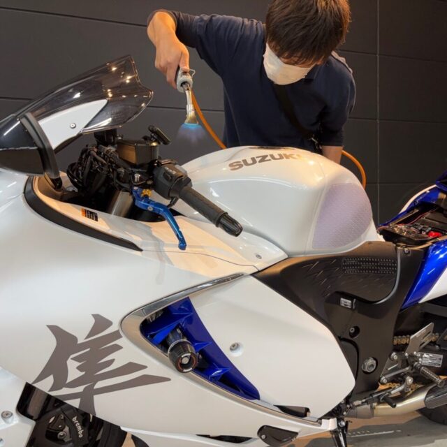 徳島県三好市のバイクコーティング専門店SOUPにて、スズキ 隼（EJ11A）にSystemX PROセラミックコーティングを施工中。 密着性向上のためガスプライマーを使用し、プロフェッショナルな仕上がりを実現。