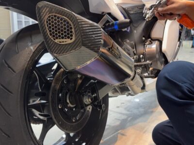 スズキ EJ11A GSX1300R ハヤブサ バイクコーティングSystemX PRO 5 - 徳島のガラスコーティング・セラミックコーティング専門店 スープ 徳島県三好市のバイクコーティング専門店SOUPにて、スズキ 隼(EJ11A)にSystemX PROセラミックコーティングを施工中。 スプレーガンによる均一な塗布と、細部には手塗り施工を施すプロフェッショナルな作業風景。