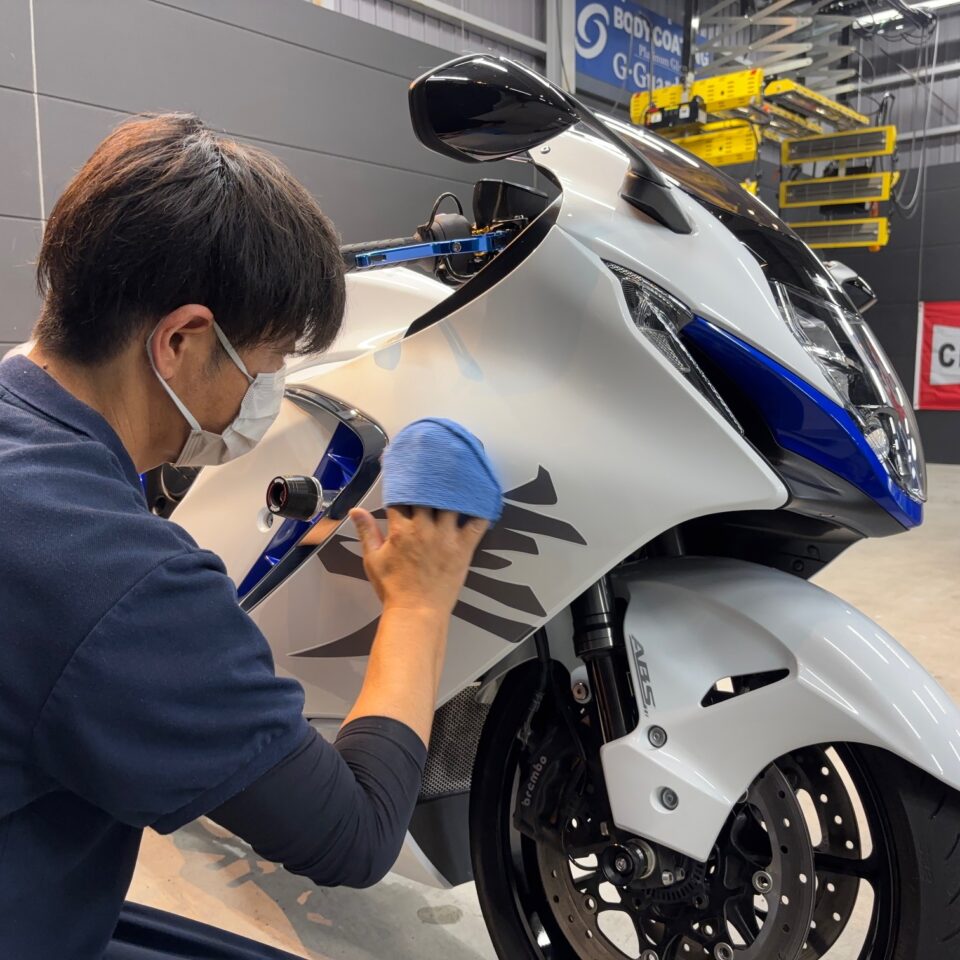 徳島県三好市のバイクコーティング専門店SOUPにて、スズキ 隼（EJ11A）にSystemX PROセラミックコーティングを施工中。 スプレーガンによる均一な塗布と、細部には手塗り施工を施すプロフェッショナルな作業風景。