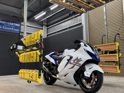スズキ 隼（EJ11A）にSystemX PROセラミックコーティングを施工中の様子。 徳島県三好市のバイクコーティング専門店SOUPで、遠赤外線乾燥を用いてコーティングを定着させ、艶と耐久性を極限まで高める高品質な仕上げ。スプレー＆手塗りの両技法を融合。