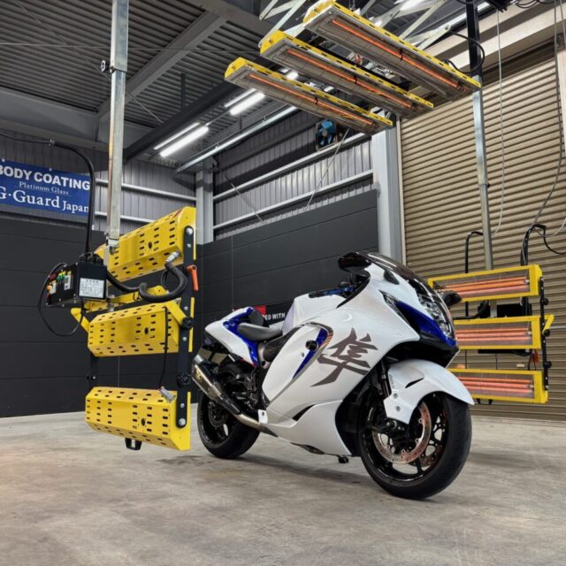 スズキ 隼（EJ11A）にSystemX PROセラミックコーティングを施工中の様子。 徳島県三好市のバイクコーティング専門店SOUPで、遠赤外線乾燥を用いてコーティングを定着させ、艶と耐久性を極限まで高める高品質な仕上げ。スプレー＆手塗りの両技法を融合。