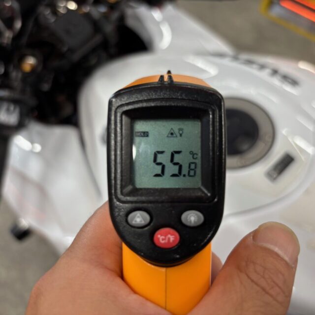 スズキ 隼（EJ11A）にSystemX PROセラミックコーティングを施工中の様子。 徳島県三好市のバイクコーティング専門店SOUPで、遠赤外線乾燥を用いてコーティングを定着させ、艶と耐久性を極限まで高める高品質な仕上げ。スプレー＆手塗りの両技法を融合。