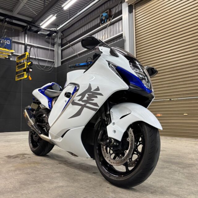スズキ 隼（EJ11A）にSystemX PROセラミックコーティングを施工。 徳島県三好市のバイクコーティング専門店SOUPによる、手塗りとスプレーガンを使い分けた高密着な施工で、深い艶と圧倒的な保護性能を実現。