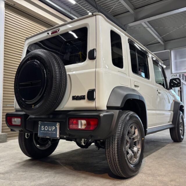 新車スズキ ジムニー(JC74W ノマド)にG.Guard 3層ガラスコーティングを施工。 徳島県三好市のカーコーティング専門店SOUPによる、艶と耐久性を兼ね備えた高性能なジムニー専用コーティング仕上げ。