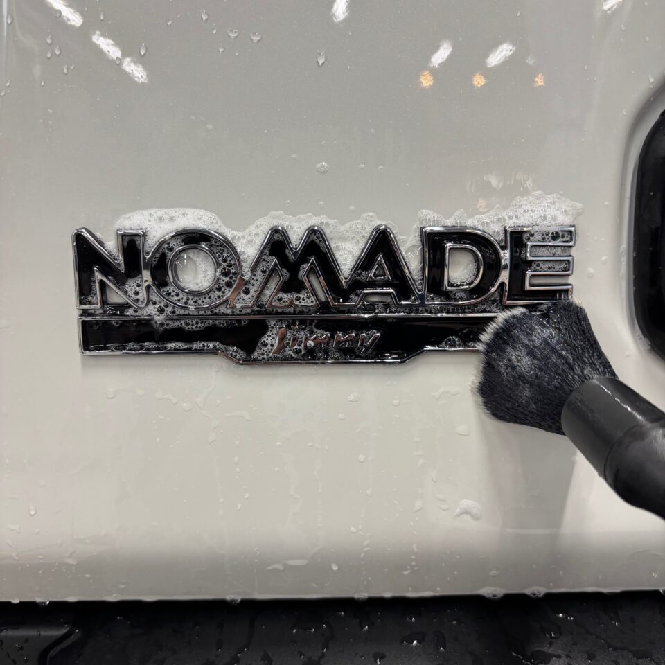 徳島県三好市のカーコーティング専門店SOUPにて、新車スズキ ジムニー（JC74W ノマド）にG.Guard 3層ガラスコーティングを施工中。 下地処理から細部洗浄、ボディ全体の洗浄までを丁寧に行う施工風景。美しい艶仕上げを目指した職人の手仕事。