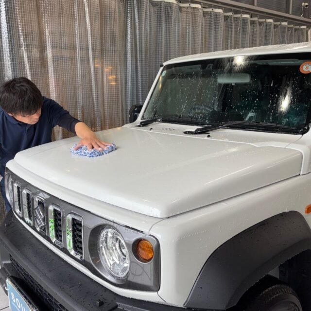 徳島県三好市のカーコーティング専門店SOUPにて、新車スズキ ジムニー(JC74W ノマド)にG.Guard 3層ガラスコーティングを施工中。
下地処理から細部洗浄、ボディ全体の洗浄までを丁寧に行う施工風景。美しい艶仕上げを目指した職人の手仕事。