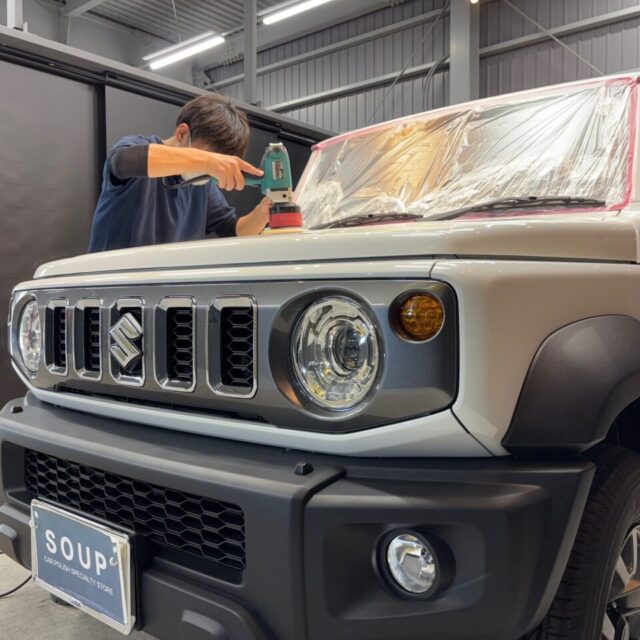 新車スズキ ジムニー（JC74W ノマド）が、徳島県三好市のカーコーティング専門店SOUPにてG.Guard 3層ガラスコーティングとボディ研磨を受けた直後の美しい外観。
深い艶と立体感のある仕上がりで、ジムニーの魅力をさらに引き立てます。