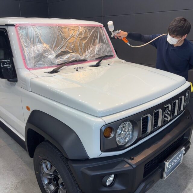 スズキ ジムニー(JC74W ノマド)にG.Guard 3層ガラスコーティングを施工。
徳島県三好市のバイク・カーコーティング専門店SOUPによる、手塗りとスプレーを使い分けた艶やかで高耐久なジムニー仕上げ。