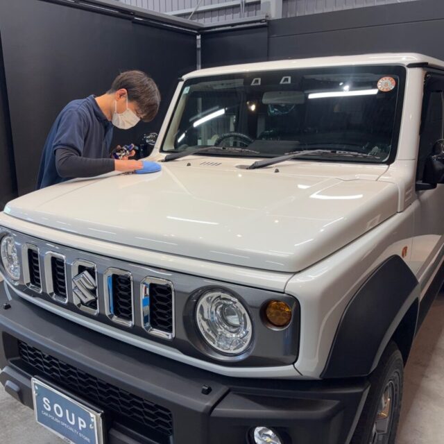 スズキ ジムニー(JC74W ノマド)にG.Guard 3層ガラスコーティングを施工。
徳島県三好市のバイク・カーコーティング専門店SOUPによる、手塗りとスプレーを使い分けた艶やかで高耐久なジムニー仕上げ。