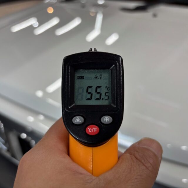 スズキ ジムニー(JC74W ノマド)にG.Guard 3層ガラスコーティングを施工中。
徳島県三好市のコーティング専門店SOUPにて、遠赤外線乾燥を用いた高密着・高耐久のプレミアム施工工程の様子。