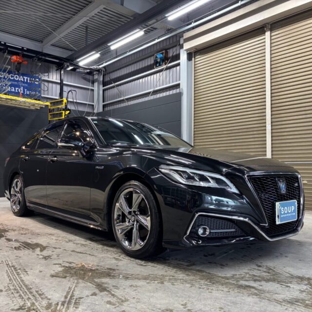 トヨタ クラウンRS （AZSH20）、徳島県のカーコーティング専門店SOUPにてコーティングメンテナンス施工後の一枚。 鮮やかなボディが輝きを取り戻し、美しい艶感が際立っています。