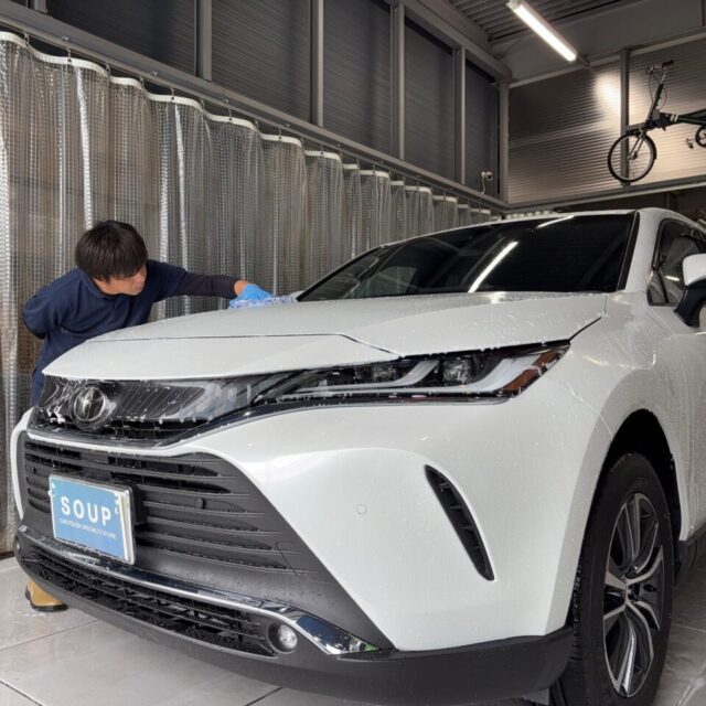 徳島県のカーコーティング専門店SOUPで、新車トヨタ ハリアー(MXUA80)にSystemX Crystal SSセラミックコーティングを施工中の様子。 細部洗浄とボディ全体の洗浄工程を丁寧に実施し、艶やかな仕上がりを目指す作業風景。