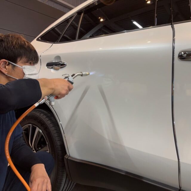 徳島県のカーコーティング専門店SOUPにて、新車トヨタ ハリアー（MXUA80)にSystemX Crystal SSとガスプライマーを使用したコーティング施工中の様子。