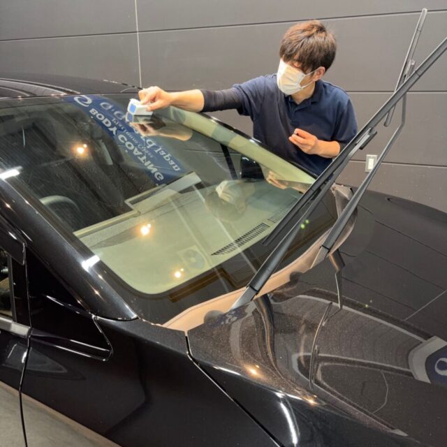 ニッサン ノートオーラ（FE13）にSystemX PROとウィンドウ撥水コーティングを同時施工。 徳島県三好市のカーコーティング専門店SOUPで、艶やかなボディと雨を弾く窓ガラスを実現。 