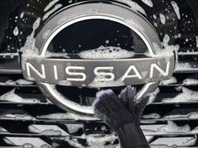 徳島県三好市のカーコーティング専門店SOUPで施工中のニッサン ノートオーラ（FE13）。 SystemX PROセラミックコーティングの前処理として、ボディ全体の丁寧な洗浄と下地処理を実施。