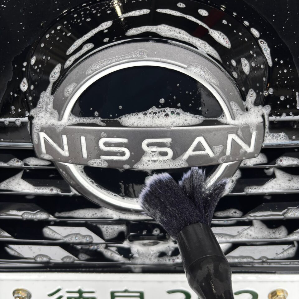 徳島県三好市のカーコーティング専門店SOUPで施工中のニッサン ノートオーラ（FE13）。 SystemX PROセラミックコーティングの前処理として、ボディ全体の丁寧な洗浄と下地処理を実施。