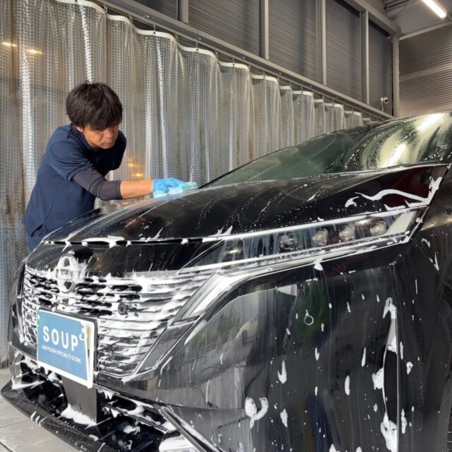 徳島県三好市のカーコーティング専門店SOUPで施工中のニッサン ノートオーラ(FE13)。 SystemX PROセラミックコーティングの前処理として、ボディ全体の丁寧な洗浄と下地処理を実施。