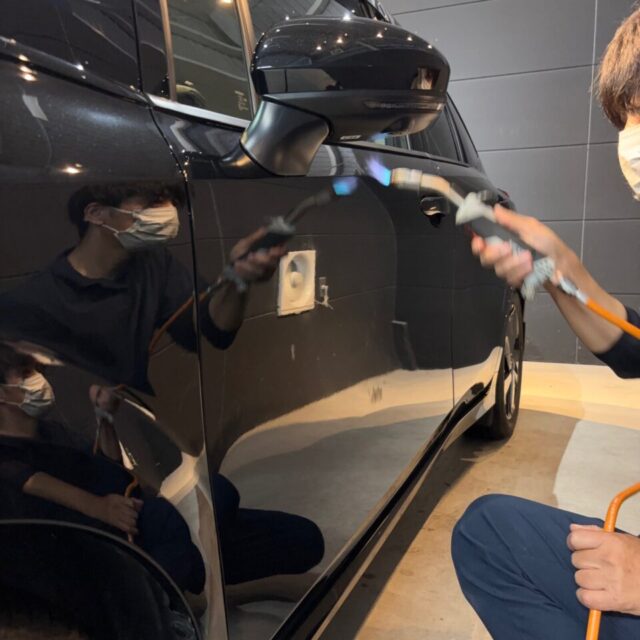 徳島県三好市のカーコーティング専門店SOUPにて、ニッサン ノートオーラ（FE13）にSystemX PROセラミックコーティングを施工中。 高密着性を高めるガスプライマーを併用したプロフェッショナルな施工風景。