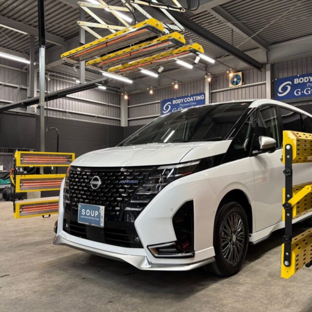 徳島県三好市SOUPにて、セレナオーテック(SFNC28)のSystemXDiamond SS施工風景。遠赤外線乾燥で硬化を最適化し、艶・防汚・耐久性を徹底強化したプレミアム仕上げ。