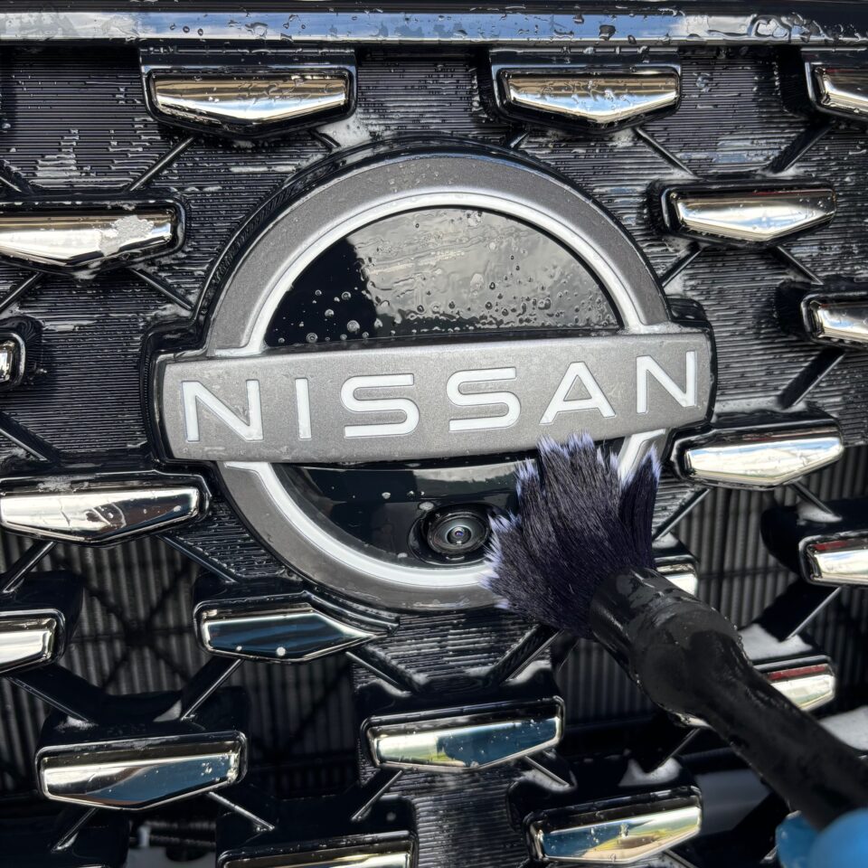 徳島県三好市のカーコーティング専門店SOUPで施工中のニッサン セレナオーテック（SFNC28）。SystemX Diamond SSセラミックコーティングの前処理として、専用ケミカルで徹底的な洗浄と下地処理を実施。