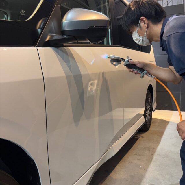 ニッサン SFNC28 セレナオーテックSystemX Diamond SSセラミックコーティングを施工中。徳島県三好市のSOUPでは、密着性を高めるガスプライマーを用いたプロ仕様の下地処理を実施。