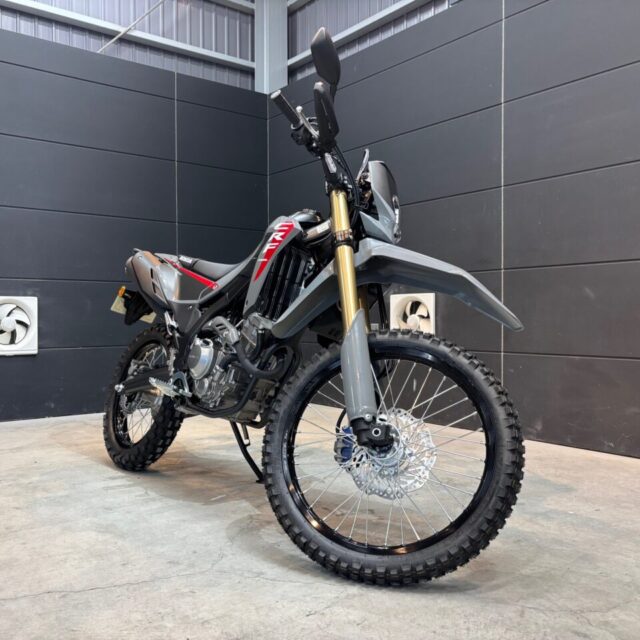 ホンダ 新車 CRF250L(MD47)にSystemX PROセラミックコーティングを施工。 徳島県三好市のバイクコーティング専門店SOUPによる、スプレーガンと手塗りを使い分けた高密着施工で、深い艶と圧倒的な保護性能を実現。