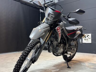ホンダ 新車 CRF250L（MD47）にSystemX PROセラミックコーティングを施工。 徳島県三好市のバイクコーティング専門店SOUPによる、スプレーガンと手塗りを使い分けた高密着施工で、深い艶と圧倒的な保護性能を実現。