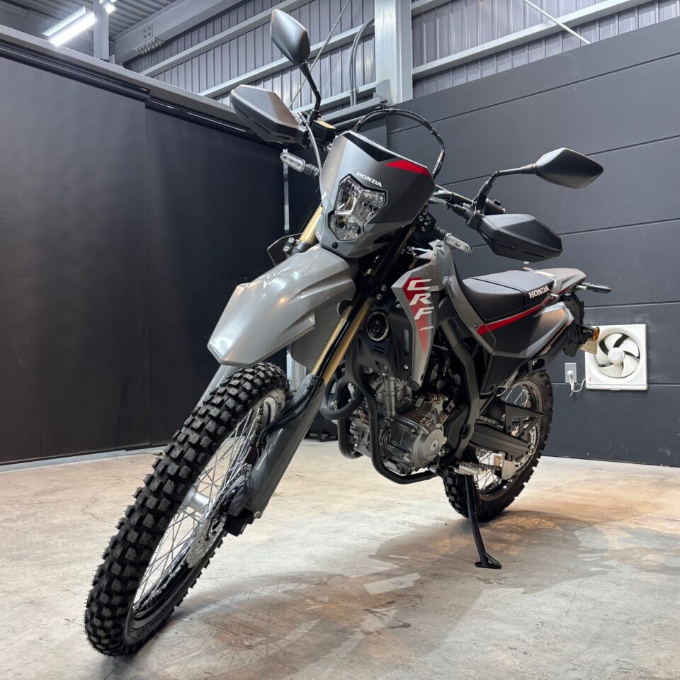 ホンダ 新車 CRF250L（MD47）にSystemX PROセラミックコーティングを施工。 徳島県三好市のバイクコーティング専門店SOUPによる、スプレーガンと手塗りを使い分けた高密着施工で、深い艶と圧倒的な保護性能を実現。