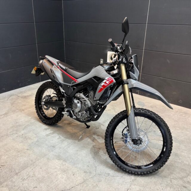 ホンダ 新車 CRF250L（MD47）にSystemX PROセラミックコーティングを施工。 徳島県三好市のバイクコーティング専門店SOUPによる、スプレーガンと手塗りを使い分けた高密着施工で、深い艶と圧倒的な保護性能を実現。