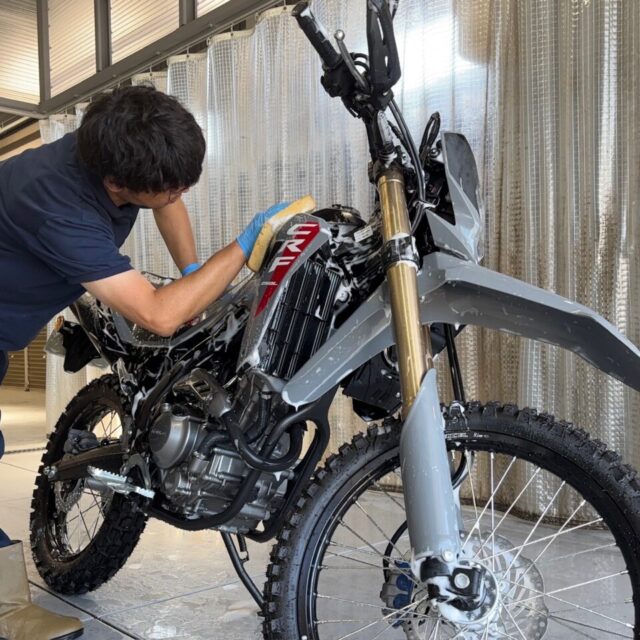 徳島県三好市のバイクコーティング専門店SOUPで施工中のホンダ 新車 CRF250L(MD47)。 SystemX PROセラミックコーティングの前処理として、フレームやサスペンションまで丁寧に洗浄し、塗装面を下地研磨で整えるプロ施工。