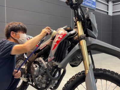 ホンダ 新車 CRF250L（MD47）が徳島県三好市のバイクコーティング専門店SOUPにて、SystemX PROセラミックコーティングとボディ研磨により、新車以上の艶と輝きを放つ仕上がりへ。