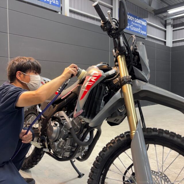 ホンダ 新車 CRF250L（MD47）が徳島県三好市のバイクコーティング専門店SOUPにて、SystemX PROセラミックコーティングとボディ研磨により、新車以上の艶と輝きを放つ仕上がりへ。