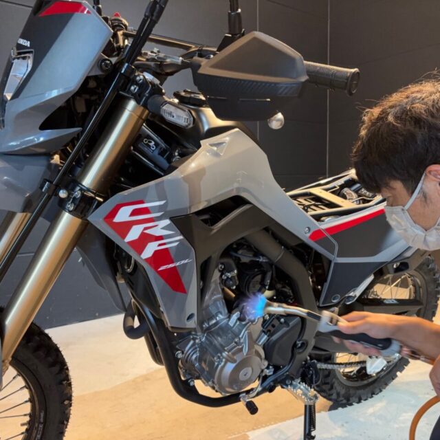 徳島県三好市のバイクコーティング専門店SOUPにて、ホンダ 新車 CRF250L（MD47）にSystemX PROセラミックコーティングを施工中。 密着性を高めるガスプライマーを使用し、オフロードでも長期間性能を発揮するプロフェッショナルな仕上げを実現。