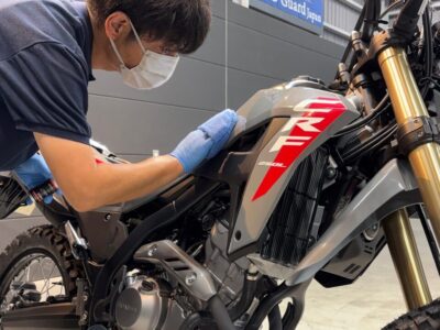 徳島県三好市のバイクコーティング専門店SOUPにて、ホンダ 新車 CRF250L（MD47）にSystemX PROセラミックコーティングを施工中。 細部パーツはスプレーガンで均一に塗布し、手塗りを施すことで、あらゆるパーツをムラなく保護する専門施工。