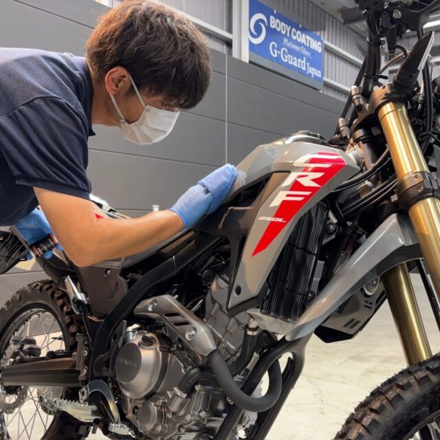 徳島県三好市のバイクコーティング専門店SOUPにて、ホンダ 新車 CRF250L(MD47)にSystemX PROセラミックコーティングを施工中。 細部パーツはスプレーガンで均一に塗布し、手塗りを施すことで、あらゆるパーツをムラなく保護する専門施工。