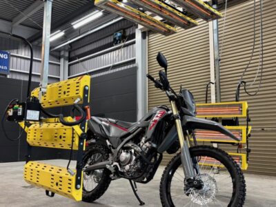ホンダ 新車 MD47 CRF250L バイクコーティングSystemX PRO 8 - 徳島のガラスコーティング・セラミックコーティング専門店 スープ ホンダ 新車 CRF250L(MD47)にSystemX PROセラミックコーティングを施工中の様子。 徳島県三好市のバイクコーティング専門店SOUPで、遠赤外線乾燥によりコーティングを強固に定着させ、撥水性・艶・耐久性を最大限まで高める高品質な仕上げ。