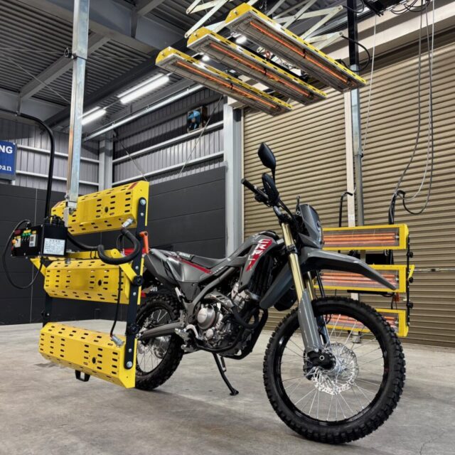ホンダ 新車 CRF250L(MD47)にSystemX PROセラミックコーティングを施工中の様子。 徳島県三好市のバイクコーティング専門店SOUPで、遠赤外線乾燥によりコーティングを強固に定着させ、撥水性・艶・耐久性を最大限まで高める高品質な仕上げ。
