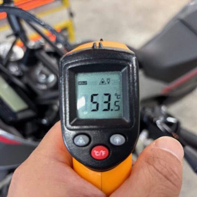 ホンダ 新車 CRF250L(MD47)にSystemX PROセラミックコーティングを施工中の様子。 徳島県三好市のバイクコーティング専門店SOUPで、遠赤外線乾燥によりコーティングを強固に定着させ、撥水性・艶・耐久性を最大限まで高める高品質な仕上げ。
