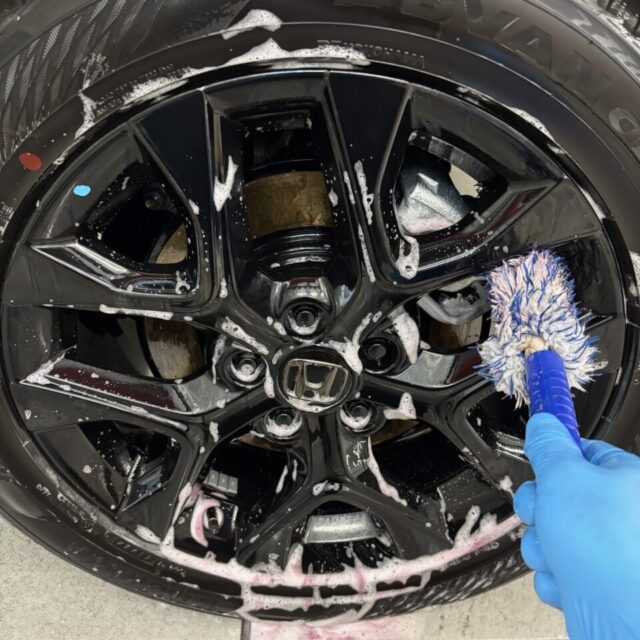 徳島県三好市カーコーティング専門店SOUPで施工中の新車ホンダ RZ6 ZR-V。 G.Guardガラスコーティングの前に、下地を整える洗浄＆脱脂処理を丁寧に実施中。
