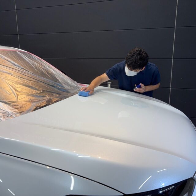 徳島県三好市カーコーティング専門店SOUPにて、新車ホンダ RZ6 ZR-VへG.Guardガラスコーティングを施工中。 スプレーガン施工と手塗り施工で多層コーティングを実現。