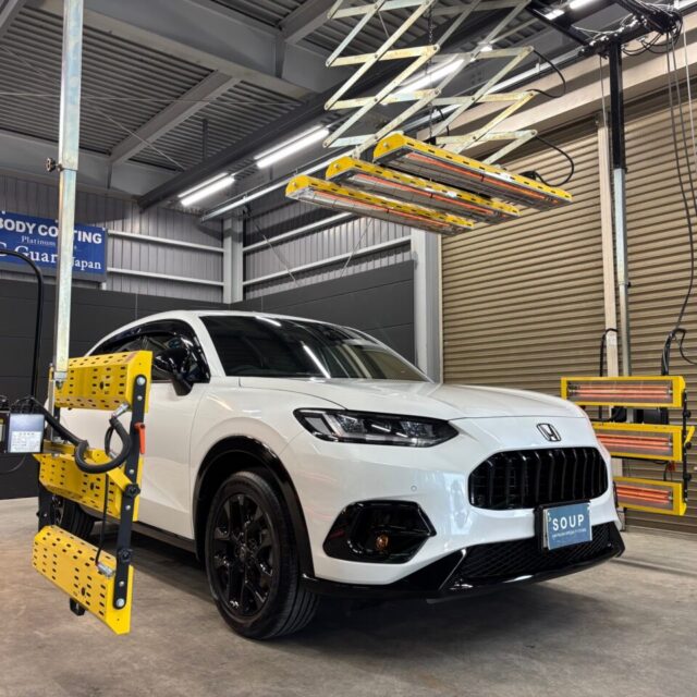 徳島県三好市カーコーティング専門店SOUPにて、新車ホンダ RZ6 ZR-VへG.Guardガラスコーティングを施工中。 遠赤外線乾燥でコーティングの定着性・艶・耐久性を最大限に引き出す高品質仕上げ。