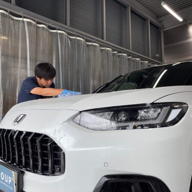 徳島県三好市カーコーティング専門店SOUPで施工中の新車ホンダ RZ6 ZR-V。 G.Guardガラスコーティングの前に、下地を整える洗浄＆脱脂処理を丁寧に実施中。